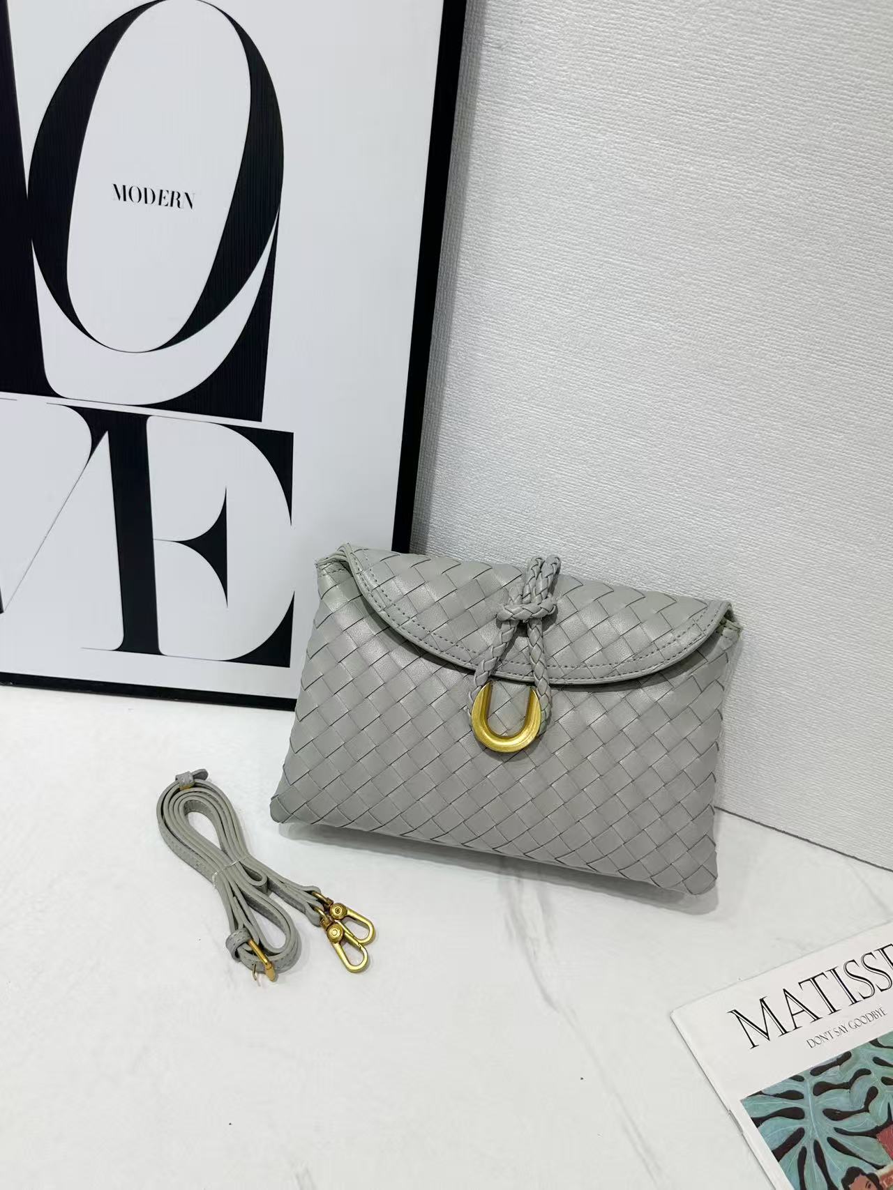 Hand Holding Dinner Flap Envelope Tide Handbags