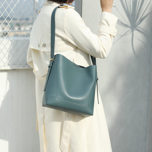 Women's Leather Large Capacity Retro Single High Shoulder Bags