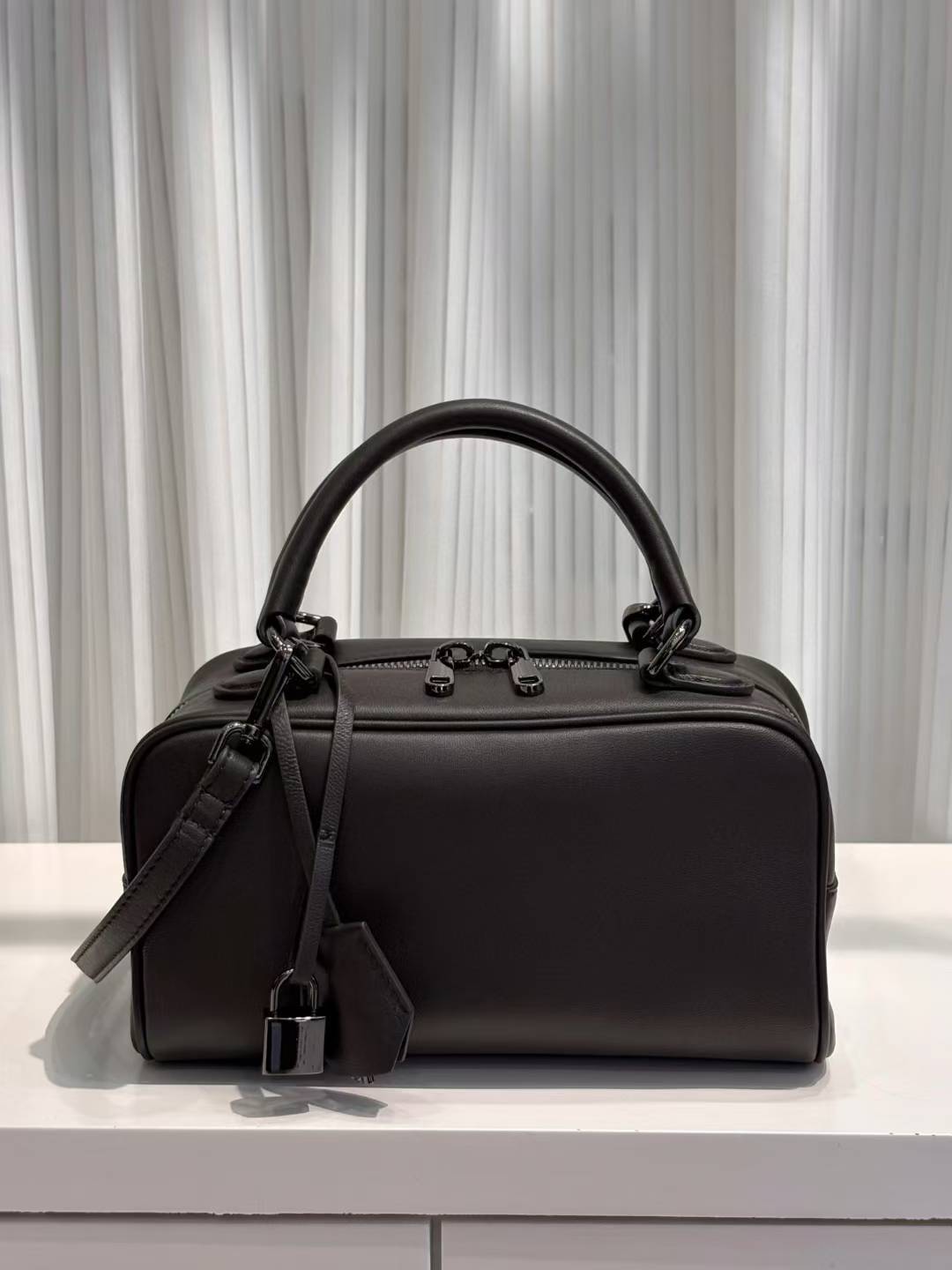 Women's Lambskin Portable Fashion Simple Latch Design Handbags