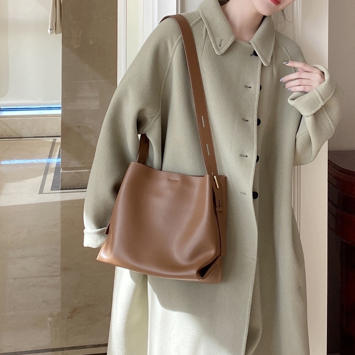 Women's Elegant Design Cowhide Commuter Textured Bags