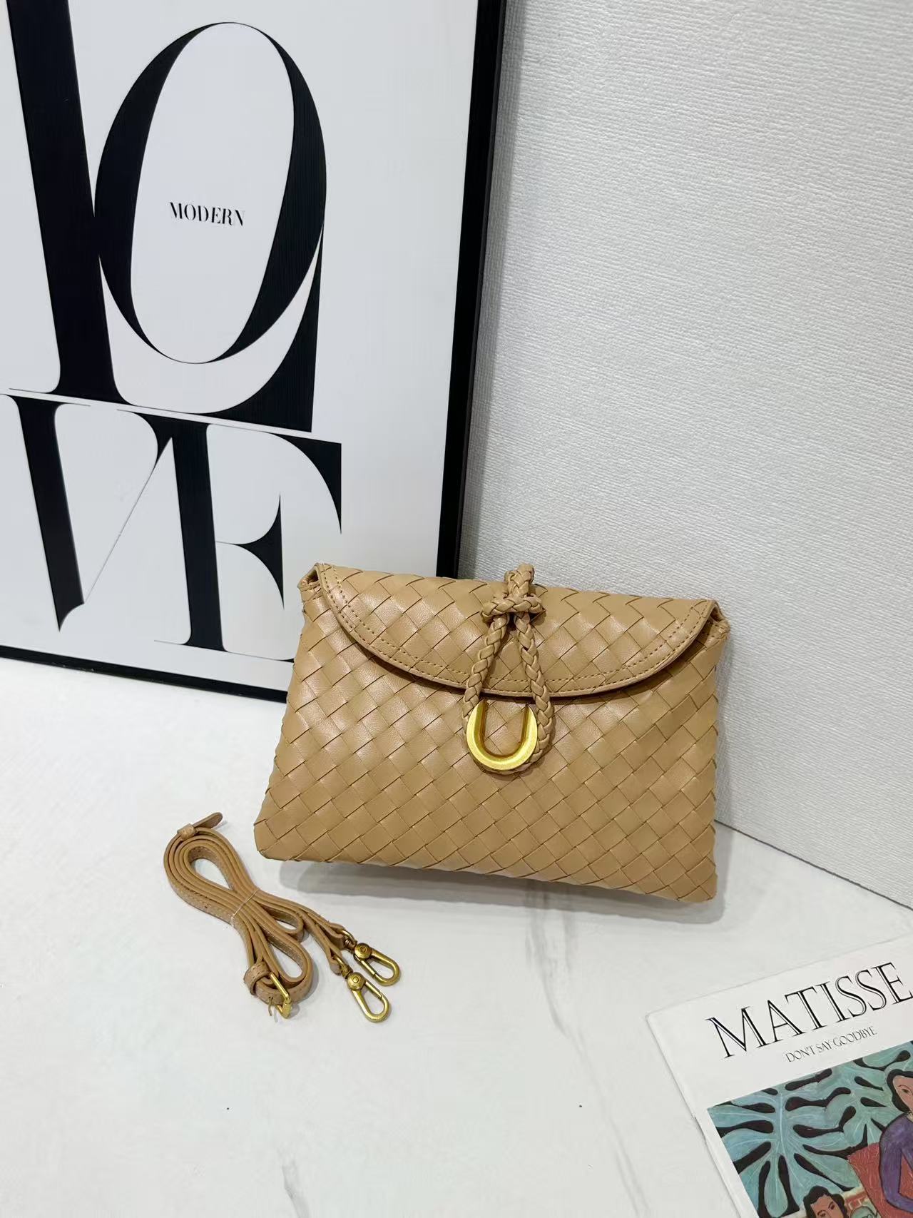 Hand Holding Dinner Flap Envelope Tide Handbags