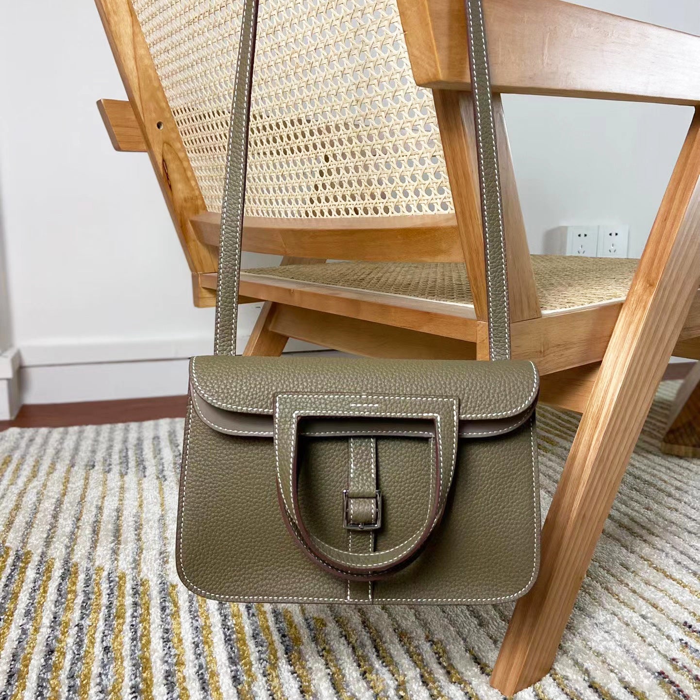 Top Layer Cowhide Leather Vachette Clasp Hazan Crossbody Bags