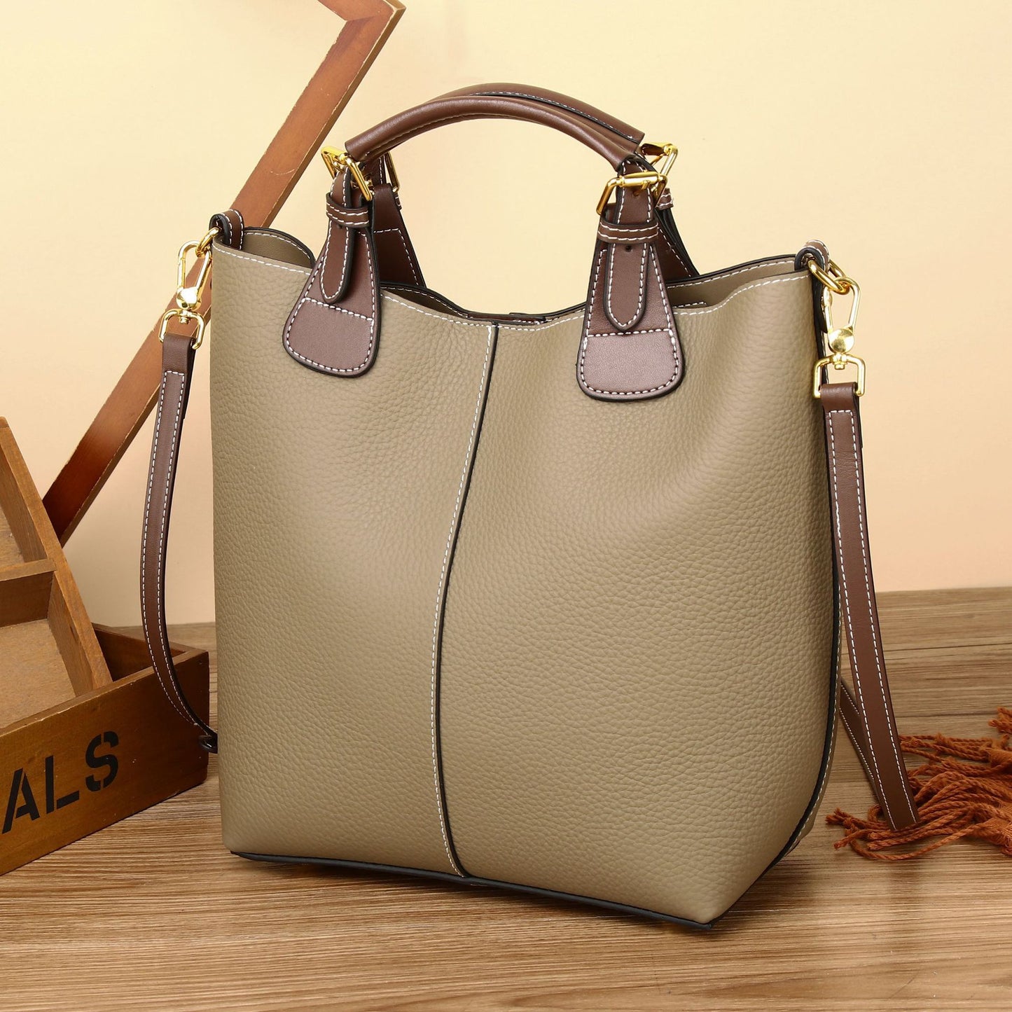 Women's Layer Cowhide Large Capacity Trendy Summer Commuter Bags