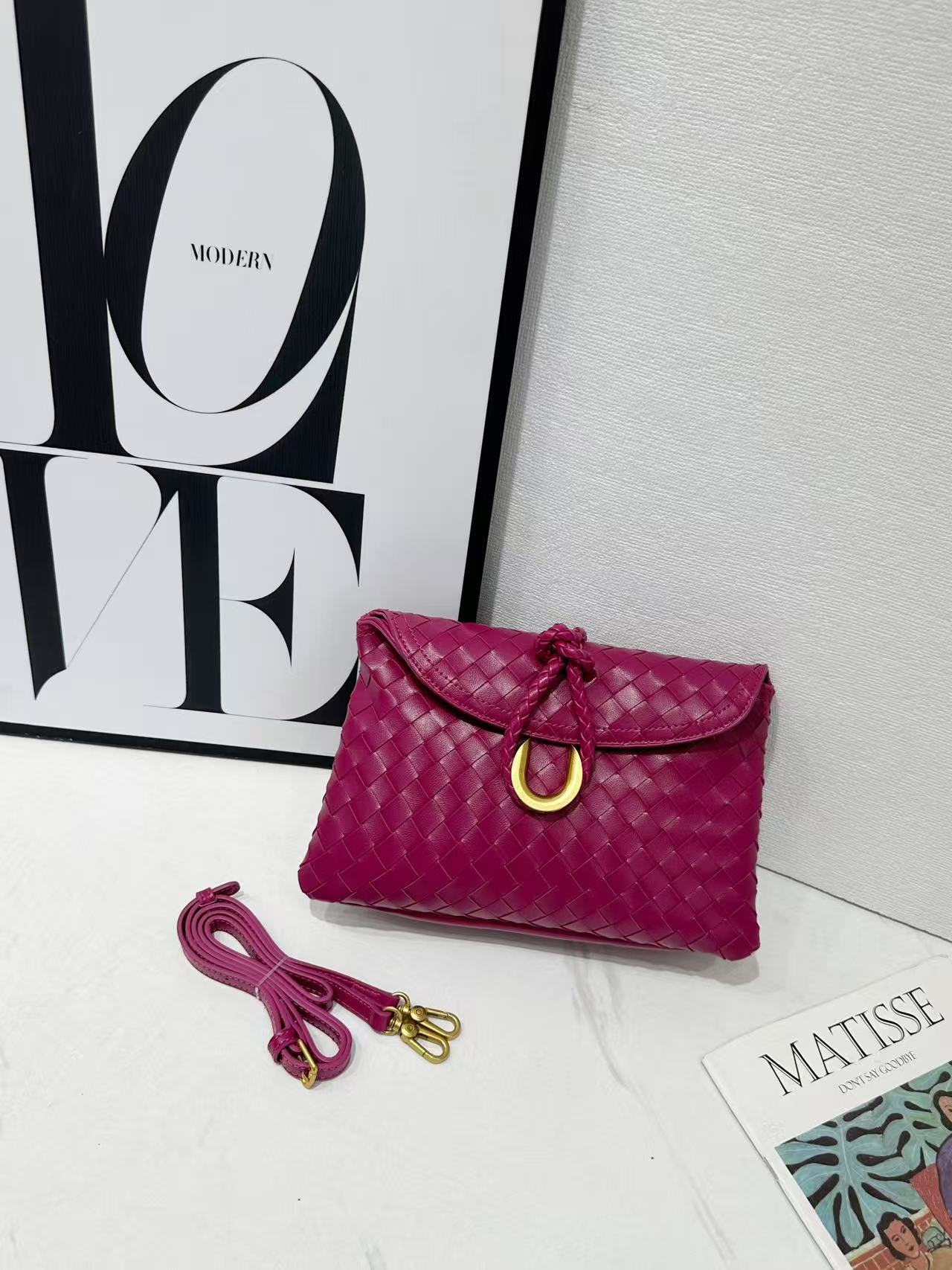 Hand Holding Dinner Flap Envelope Tide Handbags