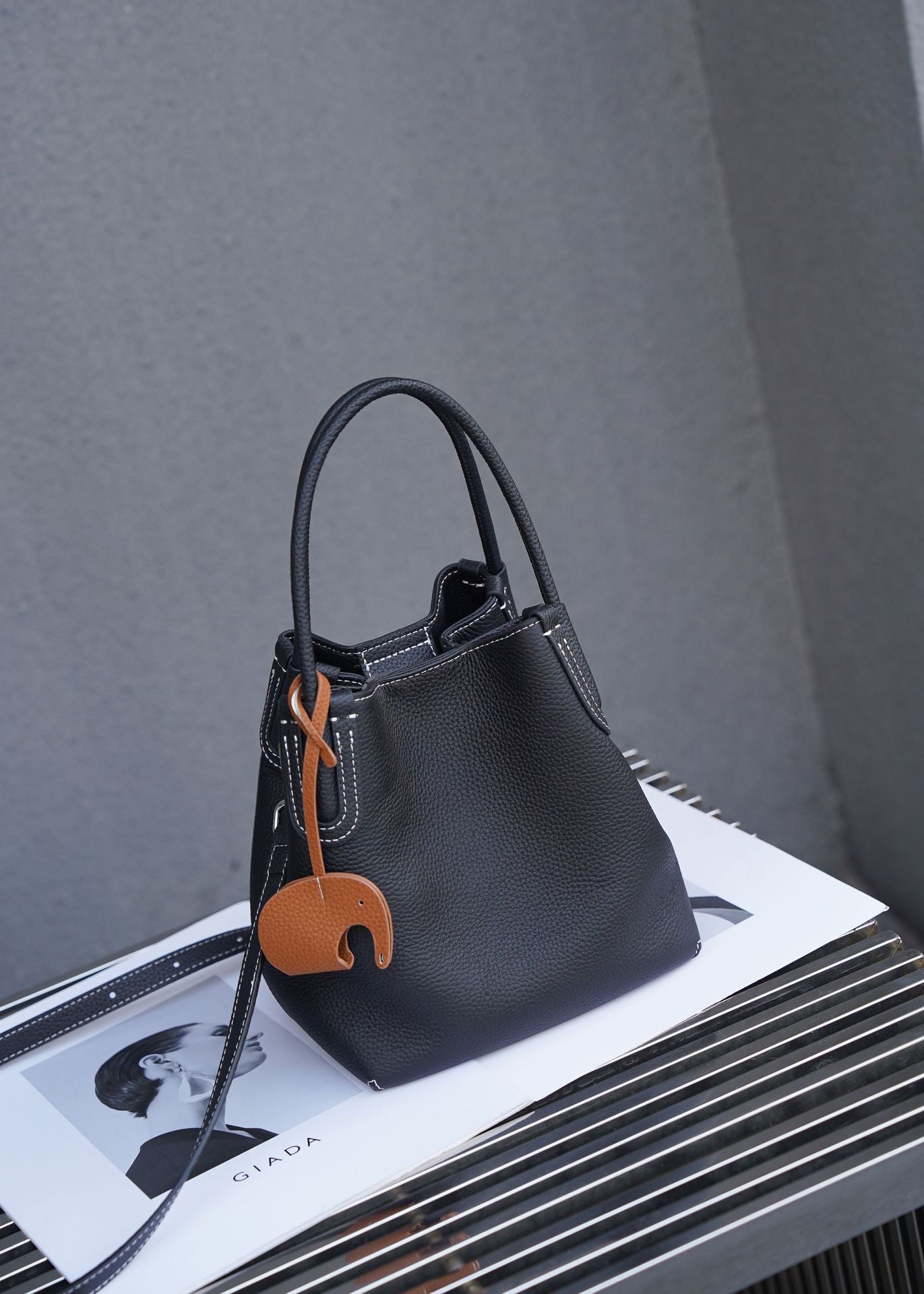 Women's Cowhide Simple Fashion Classic Vegetable Basket Shoulder Bags
