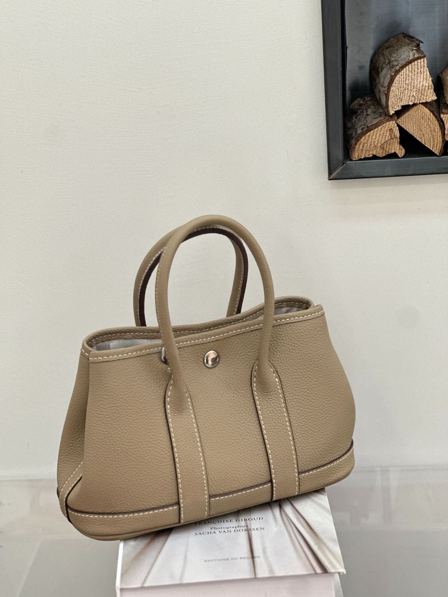 Women's Layer Cowhide Medium Genuine Leather Light Luxury Handbags