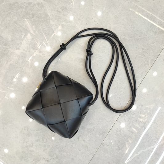 Women's Cowhide Hand-woven Fashion Trendy Bends Hitches Shoulder Bags