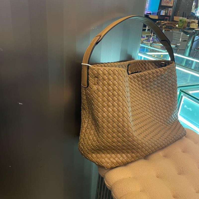 Classic Pretty Women's Woven Big Fashion Shoulder Bags