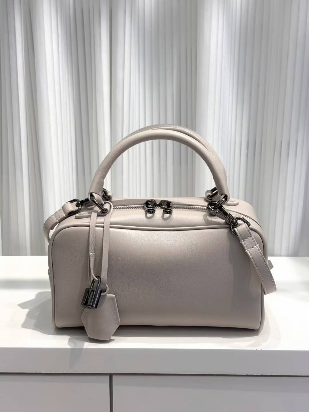 Women's Lambskin Portable Fashion Simple Latch Design Handbags