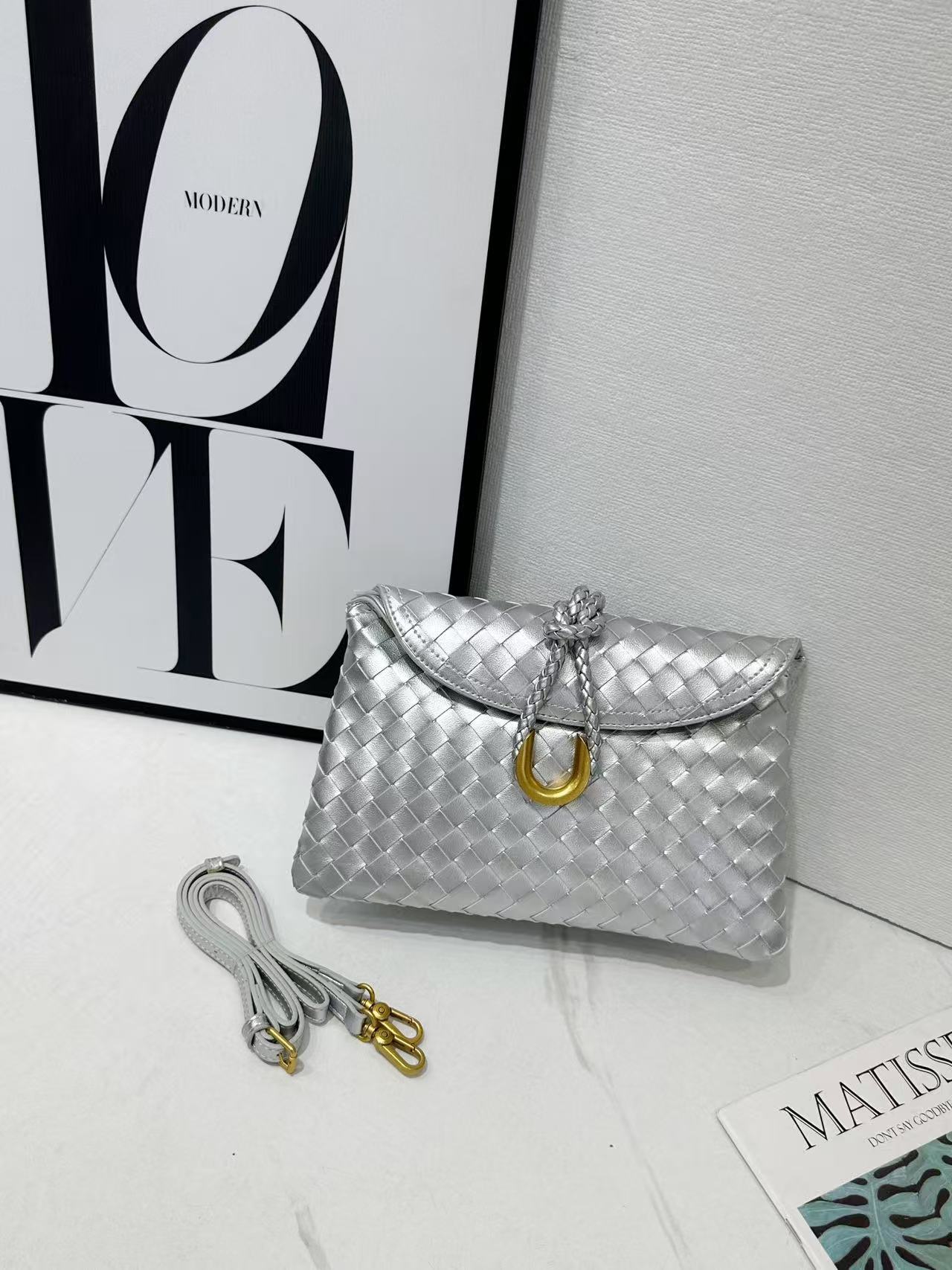 Hand Holding Dinner Flap Envelope Tide Handbags