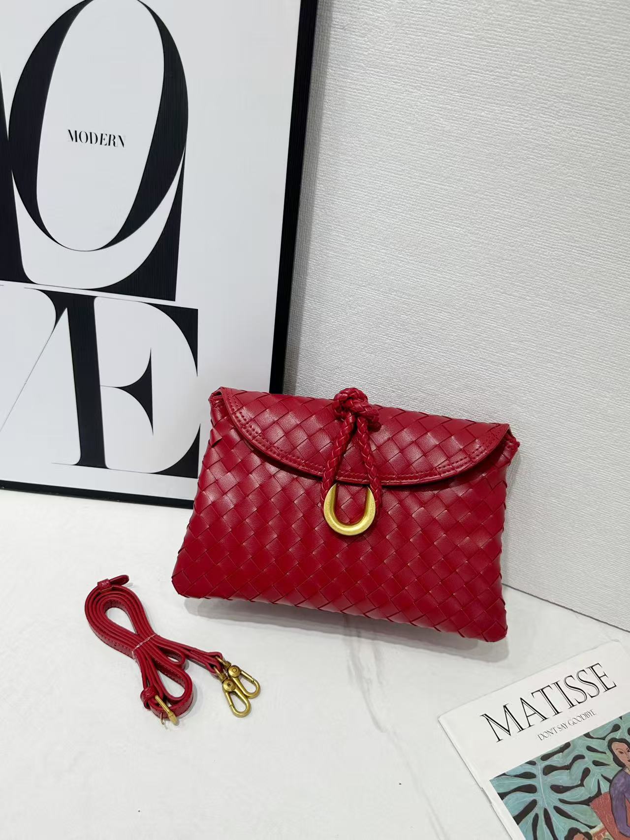 Hand Holding Dinner Flap Envelope Tide Handbags