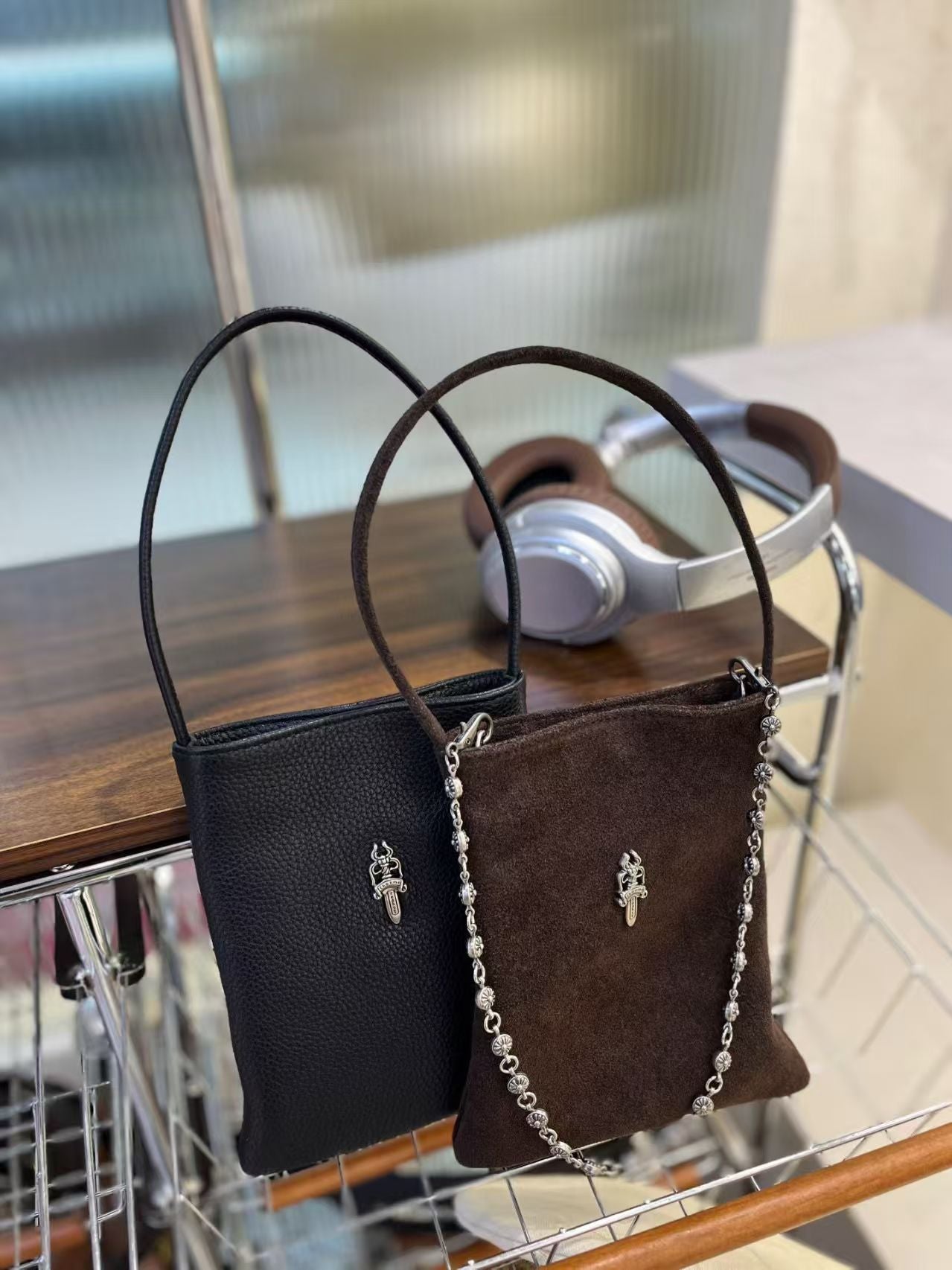 Beautiful Women's Solid Color Chain Mobile Handbags